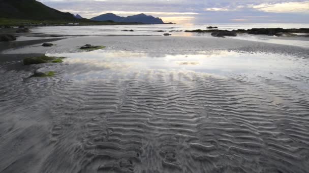 Solnedgången över en strand på Lofotens skärgård — Stockvideo