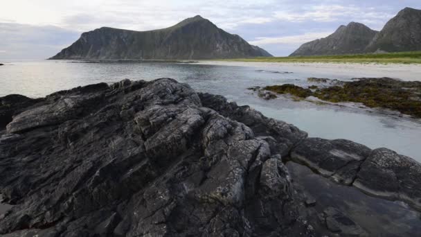 Lofoten Adaları üzerinde kayalık sahil şeridi, — Stok video