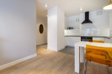 Şık beyaz mutfak küçük daire