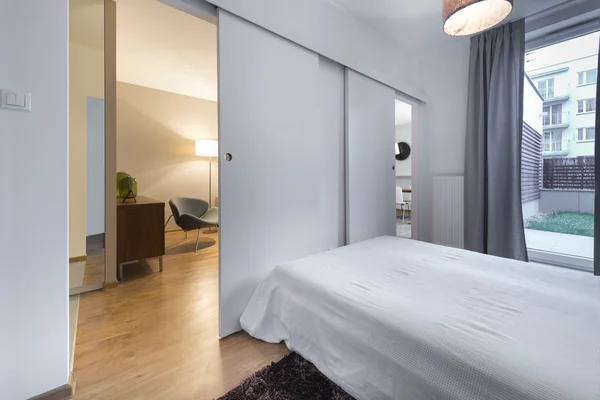 Moderne slaapkamer in nieuwe appartement — Stockfoto