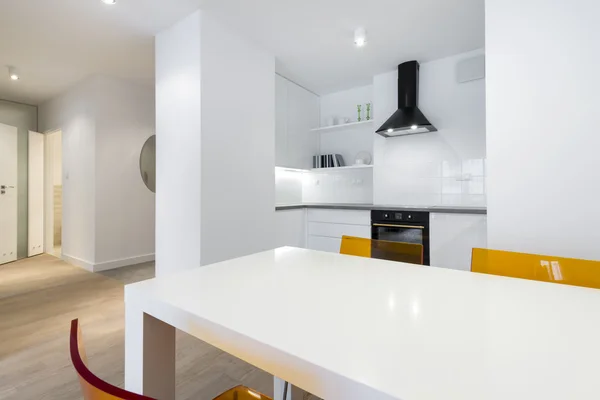 Stijlvolle witte keuken in klein appartement — Stockfoto