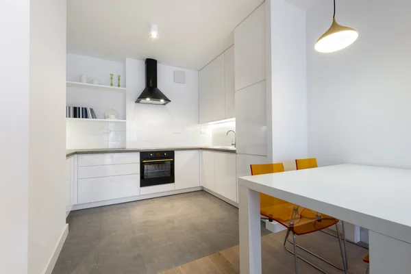 Elegante cocina en pequeño apartamento — Foto de Stock