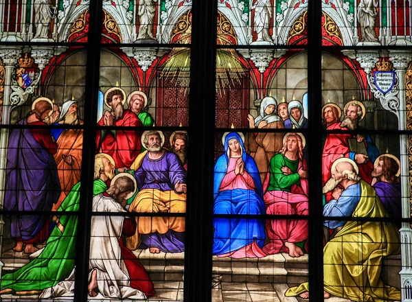 Stained glass church window depicting Pentecost — Stock fotografie