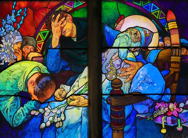 Запятнанное стекло святого Мефодия на смертном одре Альфонса Мука — стоковое фото