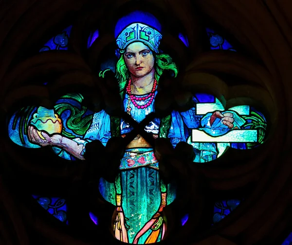 กระจกสีโดย Alphotton Mucha ในโบสถ์ปราก — ภาพถ่ายสต็อก