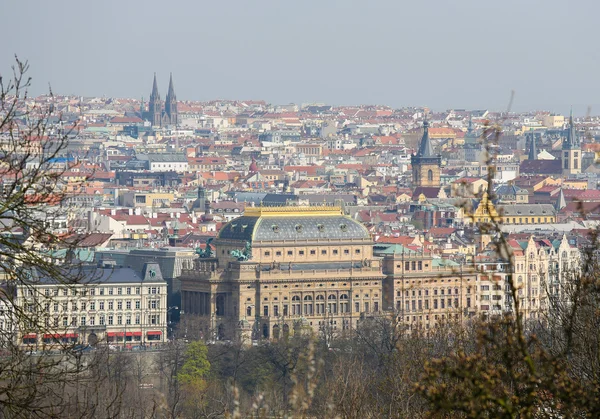 Vista sobre o centro antigo de Praga, com o Teatro Nacional — Fotografia de Stock