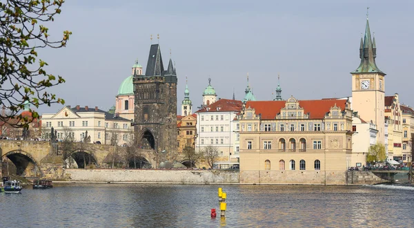 Ponte Charles e a Torre da Ponte Velha em Praga — Fotografia de Stock