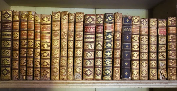 Παλιά βιβλία στη βιβλιοθήκη παλάτι Μάφρα — Φωτογραφία Αρχείου