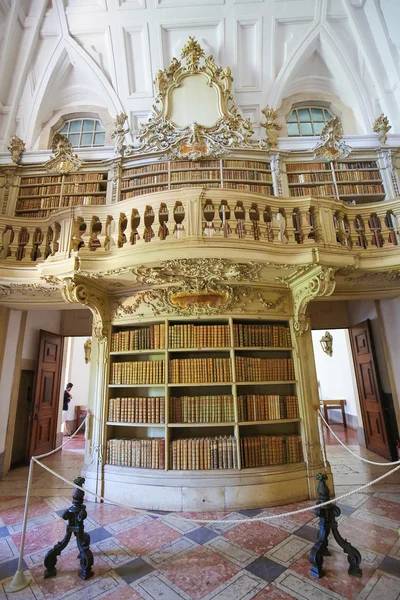 Oude boeken in Mafra Palace bibliotheek — Stockfoto