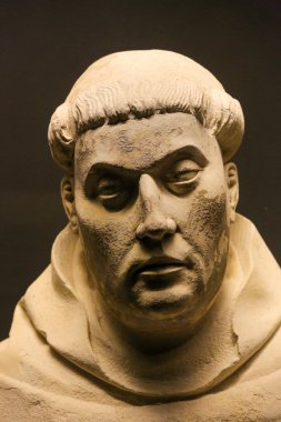 Fatma'da Tespih Tutan Meryem Heykeli