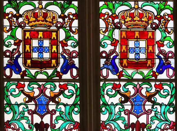 彩色玻璃在巴塔利亚修道院-大衣的约翰国王的武器 — 图库照片