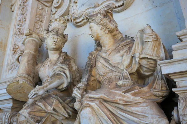 Figuras alegóricas de la Universidad de Coimbra — Foto de Stock