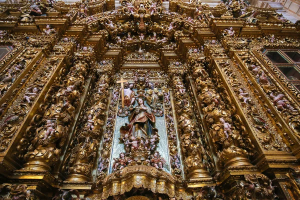 Mihrabını Coimbra yeni bir katedral içinde — Stok fotoğraf