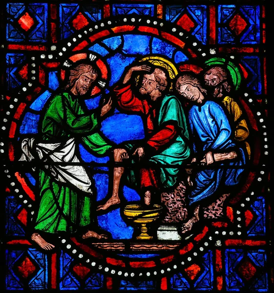 Jesus washing feet of Saint Peter on Maundy Thursday - Stained G — Stock Photo, Image