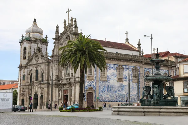 Karmeliittien kirkko ja Carmelin vuoren valtiatar Portossa — kuvapankkivalokuva