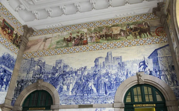 Azulejos panel v nádraží Sao Bento v Porto, Portugalsko — Stock fotografie