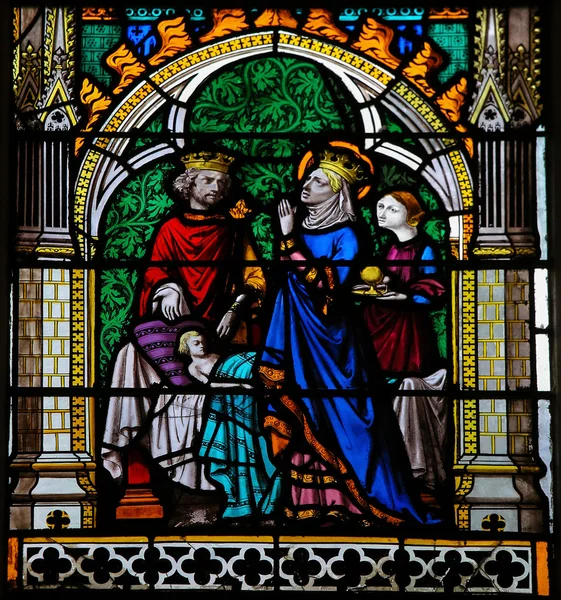 King and Queen praying for their son to heal - stained glass in — Stock Photo, Image