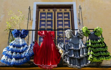 Malaga şehrinde bir evde geleneksel Flamenko Giydir