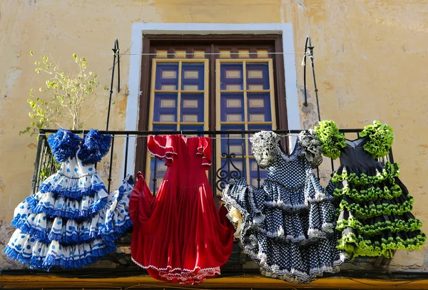 Παραδοσιακού φλαμένκο φορέματα σε ένα σπίτι στη Μάλαγα, Ανδαλουσία, Sp — Φωτογραφία Αρχείου