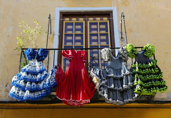 Vestidos tradicionais de flamenco em uma casa em Málaga, Andaluzia, Sp — Fotografia de Stock