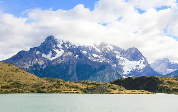 Lake Pehoe és Los Cuernos ellen a Torres del Paine Nemzeti Park — Stock Fotó