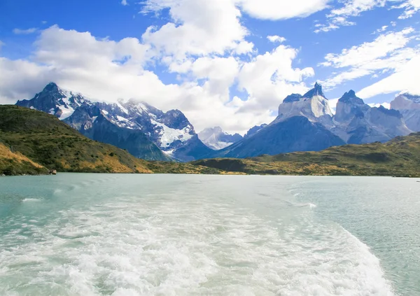 Sjön Pehoe och Los Cuernos i Torres del Paine National Park i — Stockfoto