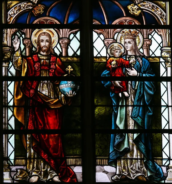 Jesus und Mutter Maria - Glasmalerei in der Kathedrale von Mechelen — Stockfoto