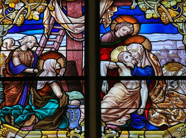 Jesus tirado da Cruz - Vidro manchado - Sexta-feira Santa — Fotografia de Stock