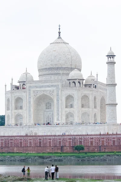 Taj Mahal, la "joya del arte musulmán en la India", maus de mármol blanco — Foto de Stock