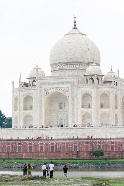 Taj mahal, das "juwel muslimischer kunst in indien", weiße marmormaus — Stockfoto