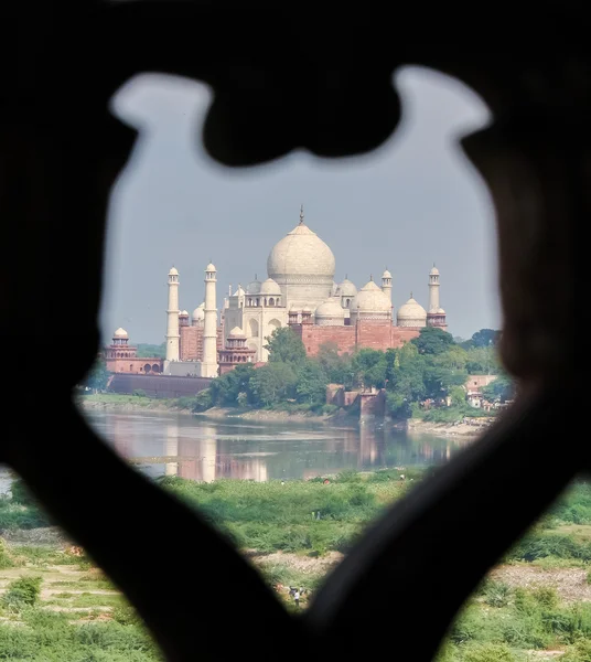 Taj Mahal, la "joya del arte musulmán en la India", maus de mármol blanco — Foto de Stock