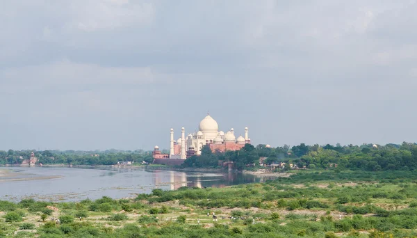 Taj Mahal, la "joya del arte musulmán en la India", maus de mármol blanco — Foto de Stock