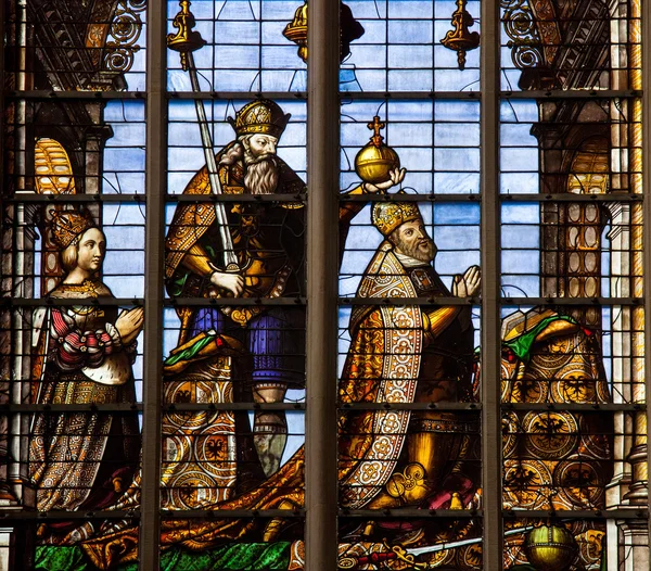 彩绘玻璃窗的查理五世和伊莎贝拉的葡萄牙 — 图库照片