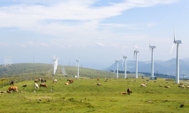 Rüzgar türbinleri üzerinde bir rüzgar çiftliği bulunan Galiçya, İspanya