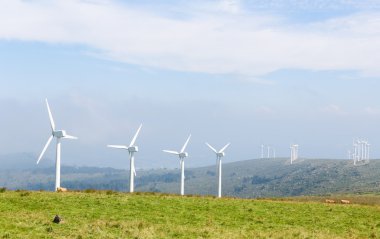 Rüzgar türbinleri üzerinde bir rüzgar çiftliği bulunan Galiçya, İspanya
