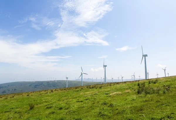 Turbinas eólicas num parque eólico na Galiza, Espanha — Fotografia de Stock