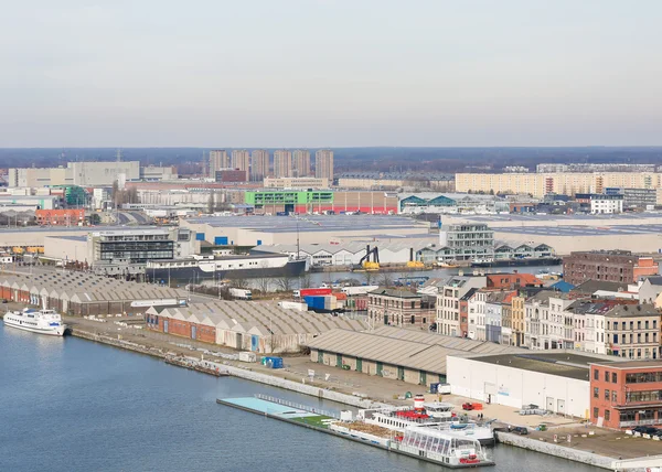 Lagerhallen am Fluss scheldt im Hafen von Antwerpen, Belgien — Stockfoto