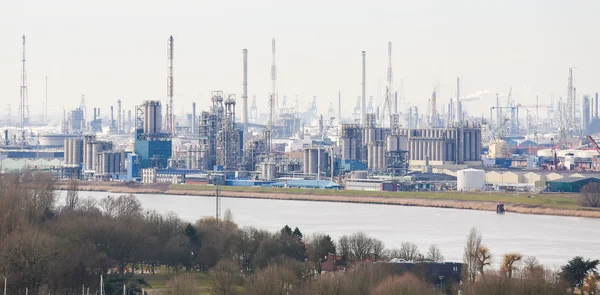 Antwerp, Belçika limanda bir petrol rafinerisi görüntüleyin — Stok fotoğraf