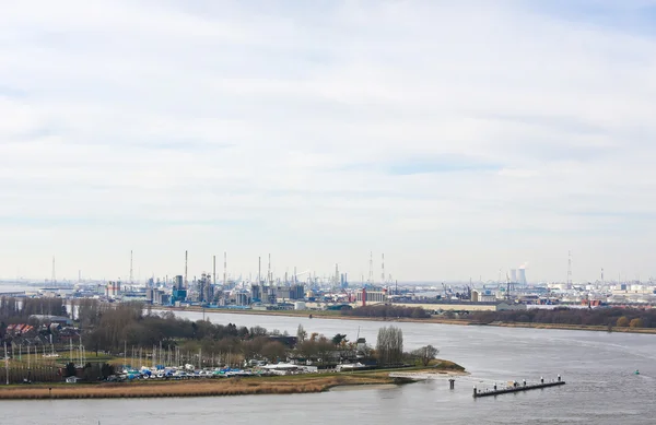 Vista para uma refinaria de petróleo no porto de Antuérpia, Bélgica — Fotografia de Stock