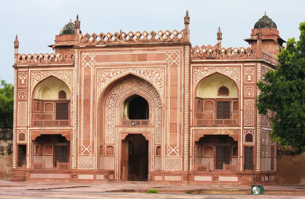 Ingången till graven av jag timad ud Daulahs i Agra, Uttar Pradesh — Stockfoto