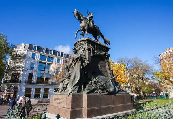 Paardensport standbeeld van algemene Louis Faidherbe op vierkante Richebe ik — Stockfoto