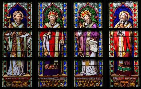 Stained Glass van katholieke heiligen in Den Bosch kathedraal — Stockfoto