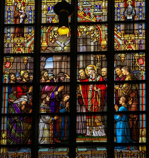 Vidriera de la confirmación en la Catedral de Den Bosch Imagen De Stock