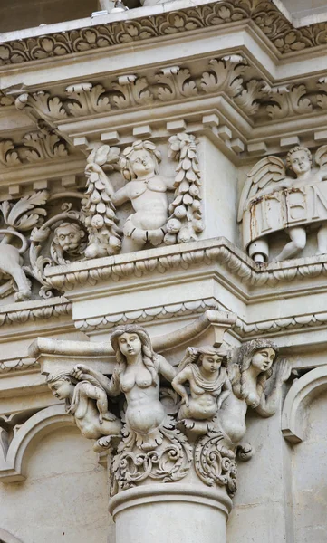 Esculturas na igreja barroca de Santa Croce em Lecce, Itália — Fotografia de Stock