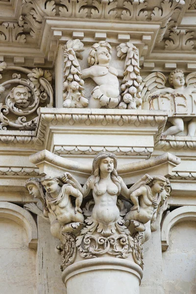 Sculpturen op de barokke kerk van Santa Croce in Lecce, Italië — Stockfoto