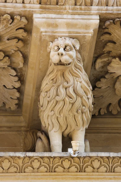 Estátua de leão na igreja barroca de Santa Croce em Lecce — Fotografia de Stock