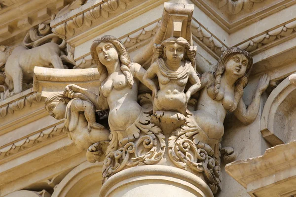 Estatuas en la iglesia barroca de Santa Croce en Lecce — Foto de Stock