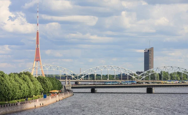 Pont ferroviaire et tour de télévision à Riga, Lettonie — Photo