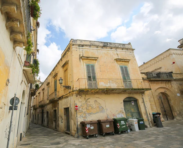 Huizen in de typische gele Lecce steen in het oude centrum van Le — Stockfoto