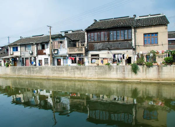 通过中心的江苏省无锡市，中国的京杭大运河 — 图库照片